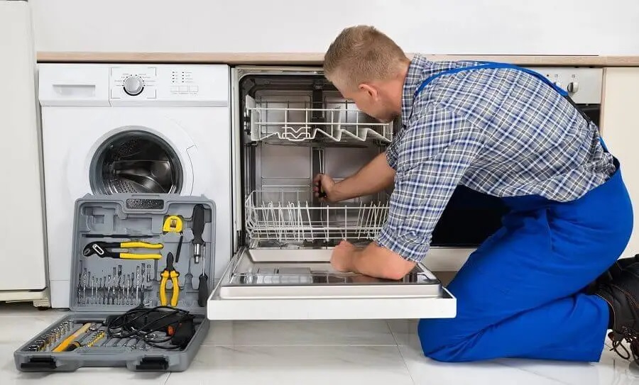 Söğütlü General Electric servisi teknisyen ekibi beyaz eşya tamiri yaparken